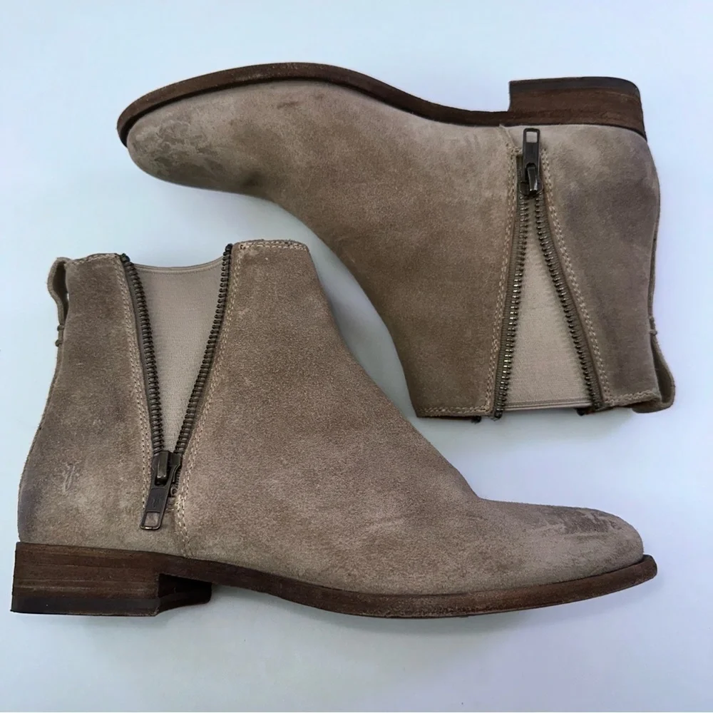 FRYE 3478248-Ash Women's Suede Carly Zip Chelsea Boot Sz 7.5B